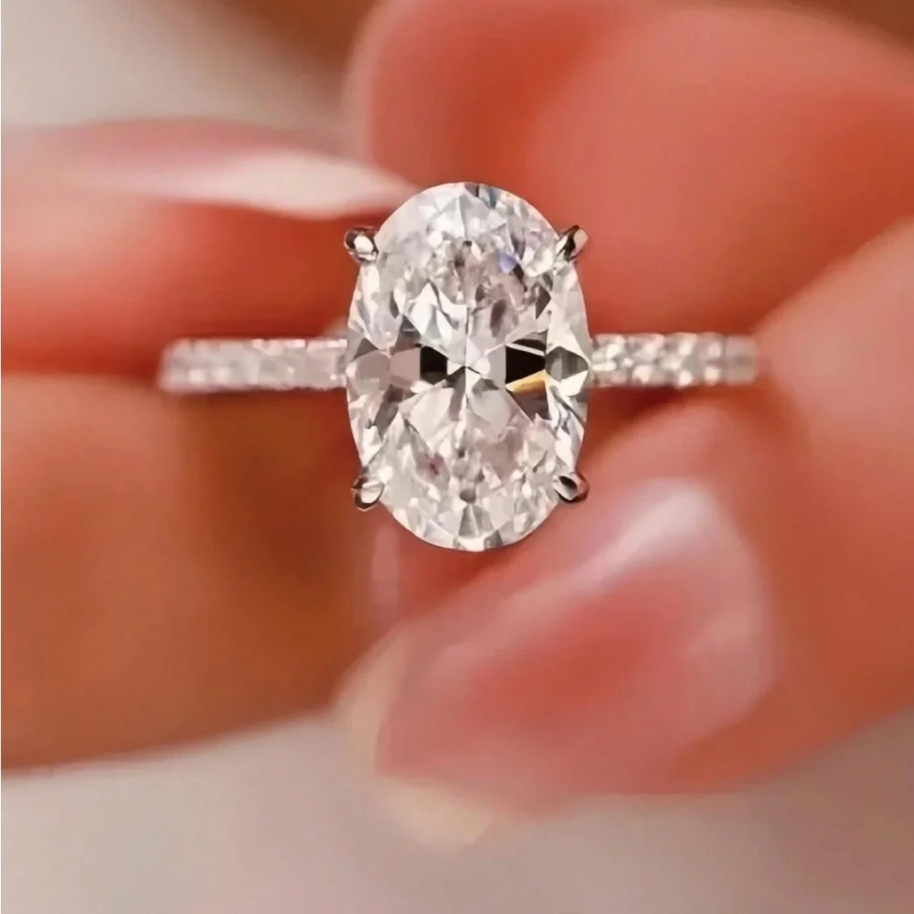 Elegant Silver Oval-Cut Ring size 6